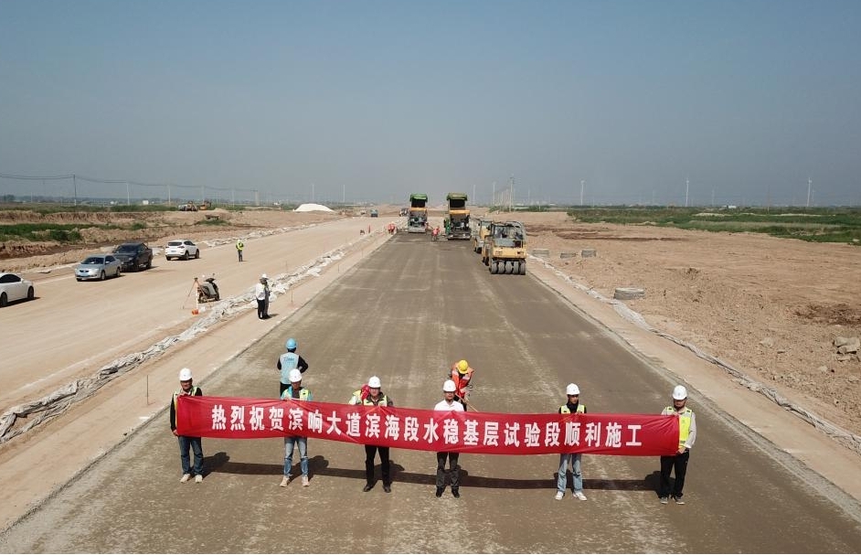 新進(jìn)展！濱響大道水穩(wěn)層開始鋪設(shè)1.jpg