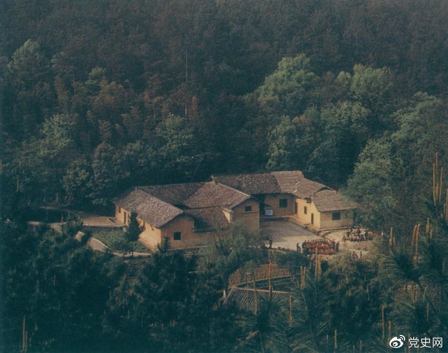 毛澤東故居——湖南省湘潭縣韶山?jīng)_上屋場。1893年12月26日，毛澤東在這里誕生。