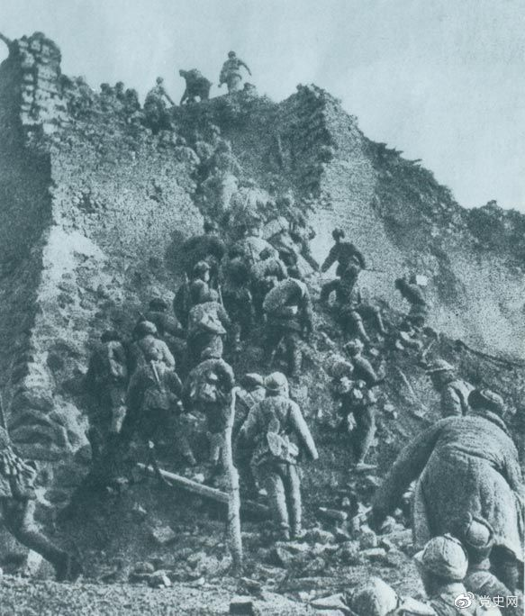 1948年12月，人民解放軍向新保安守敵發(fā)起攻擊。這是解放軍戰(zhàn)士登上新保安城頭。 